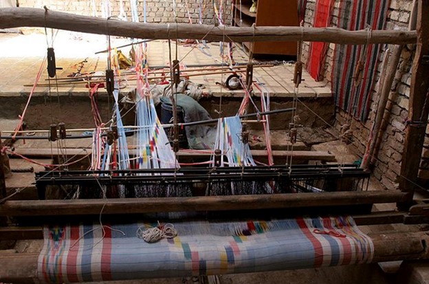 کاربافی، قدیمی‌ترین هنر پارچه بافی میبد