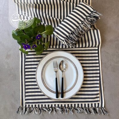 زیر بشقابی خرده نان